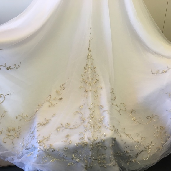 Wedding dress.  Size 6, altered down to size 2. - Picture 5 of 9